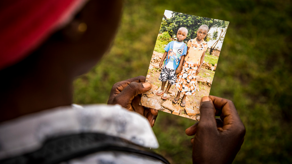 Kavira Kasombo holds a photo of her child who died from Ebola./Photo courtesy World Bank