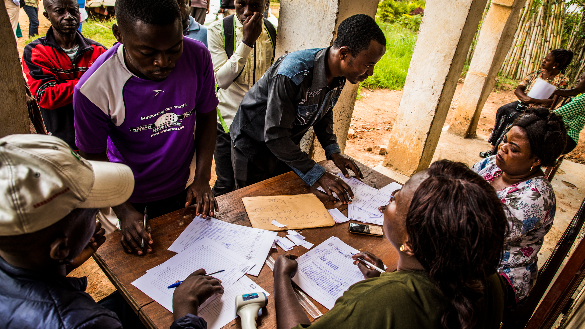 People who have been in touch with someone who has been infected, receive food aid, in order for the humanitarian community to monitor them during 4 weeks. Photo: World Bank / Vincent Tremeau