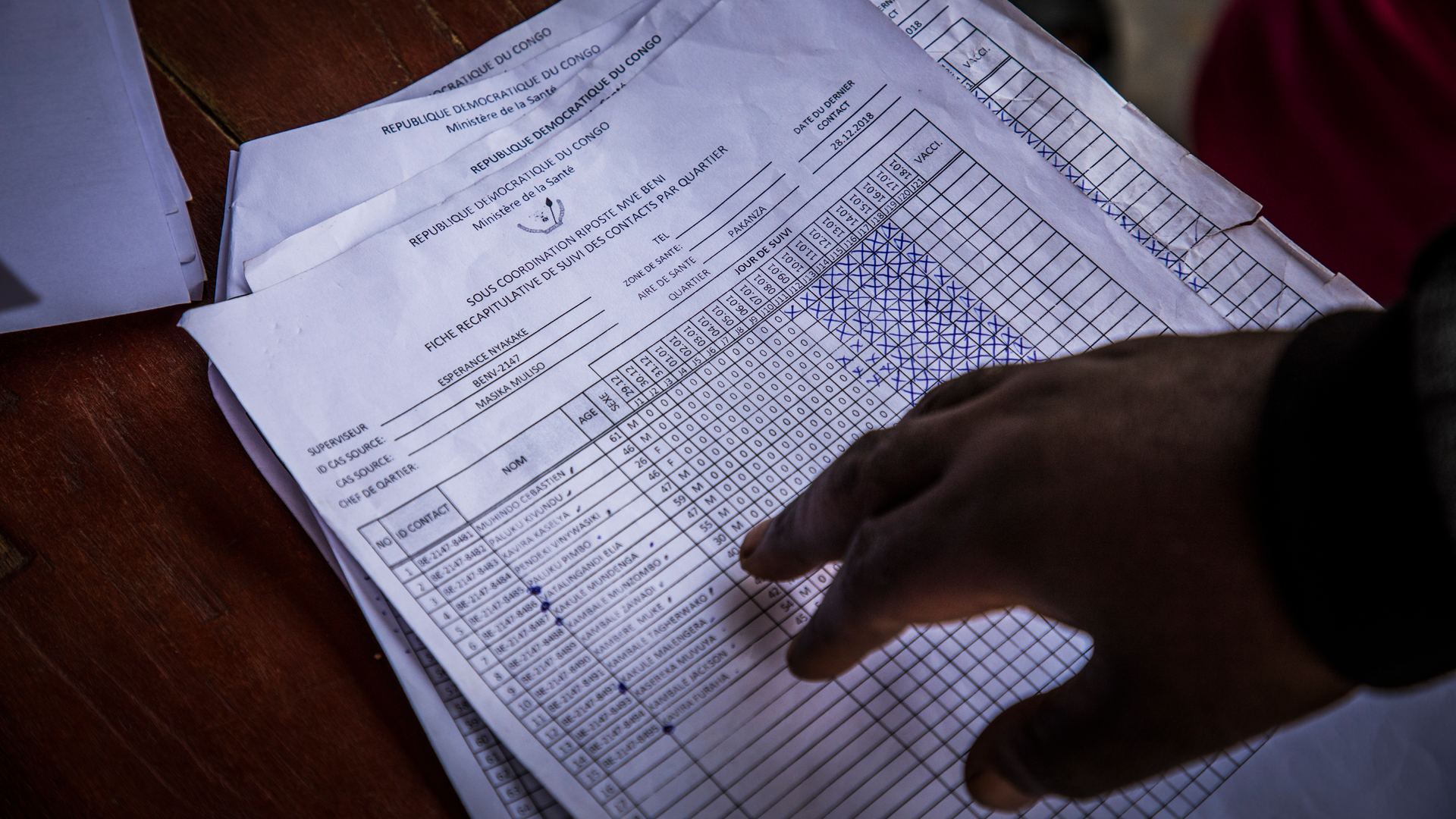 People who have been in touch with someone who has been infected, receive food aid, in order for the humanitarian community to monitor them during 4 weeks. Photo: World Bank / Vincent Tremeau