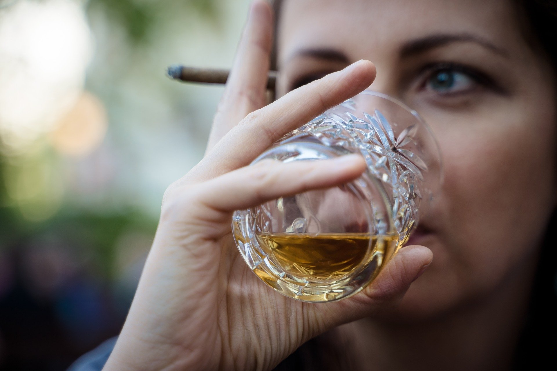 Nih Smoking And Drinking Pic 1 22 20du Whiskey 4144391 1920 Pixabay 5e285c5e1b36e