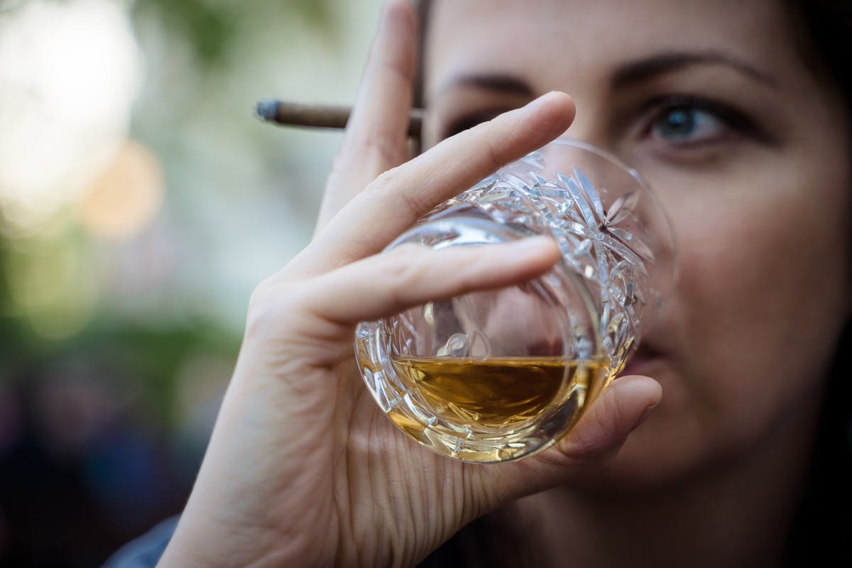 Nih Smoking And Drinking Pic 1 22 20du Whiskey 4144391 1920 Pixabay