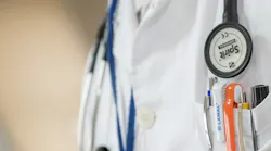 Physicians Male And Female Starting Pay Gap Pic 1 27 20du Doctor 563428 1920 Pixabay