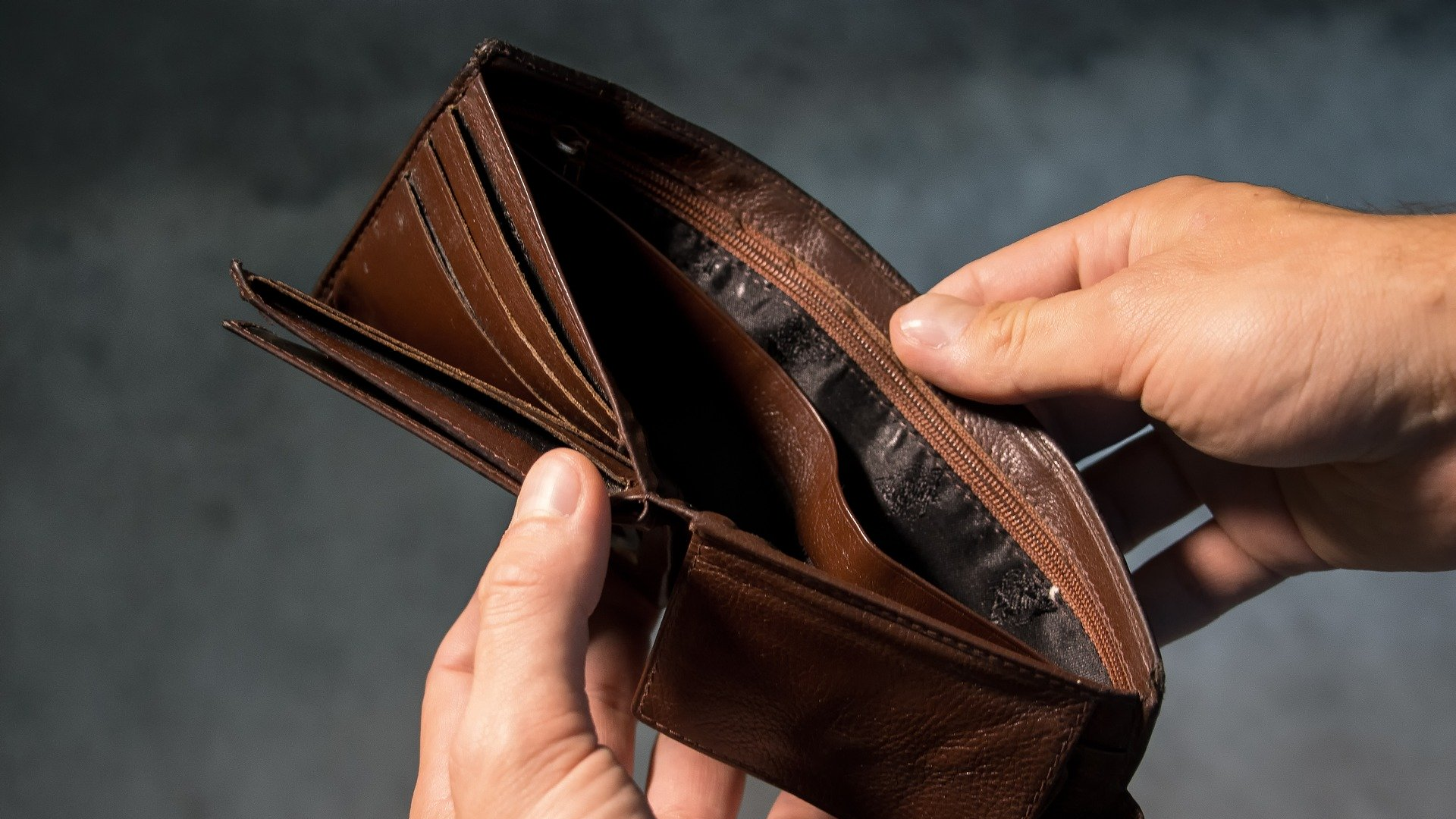 Low Wage Workers At Risk For Health And Financial Implications Of Covid 19 Pic 5 4 20du Purse 3548021 1920 Pixabay 5eb02a4656c74