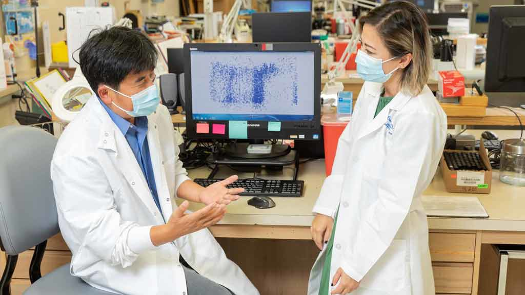 Dr. Gai and Dr. Dien Bard in the Laboratory