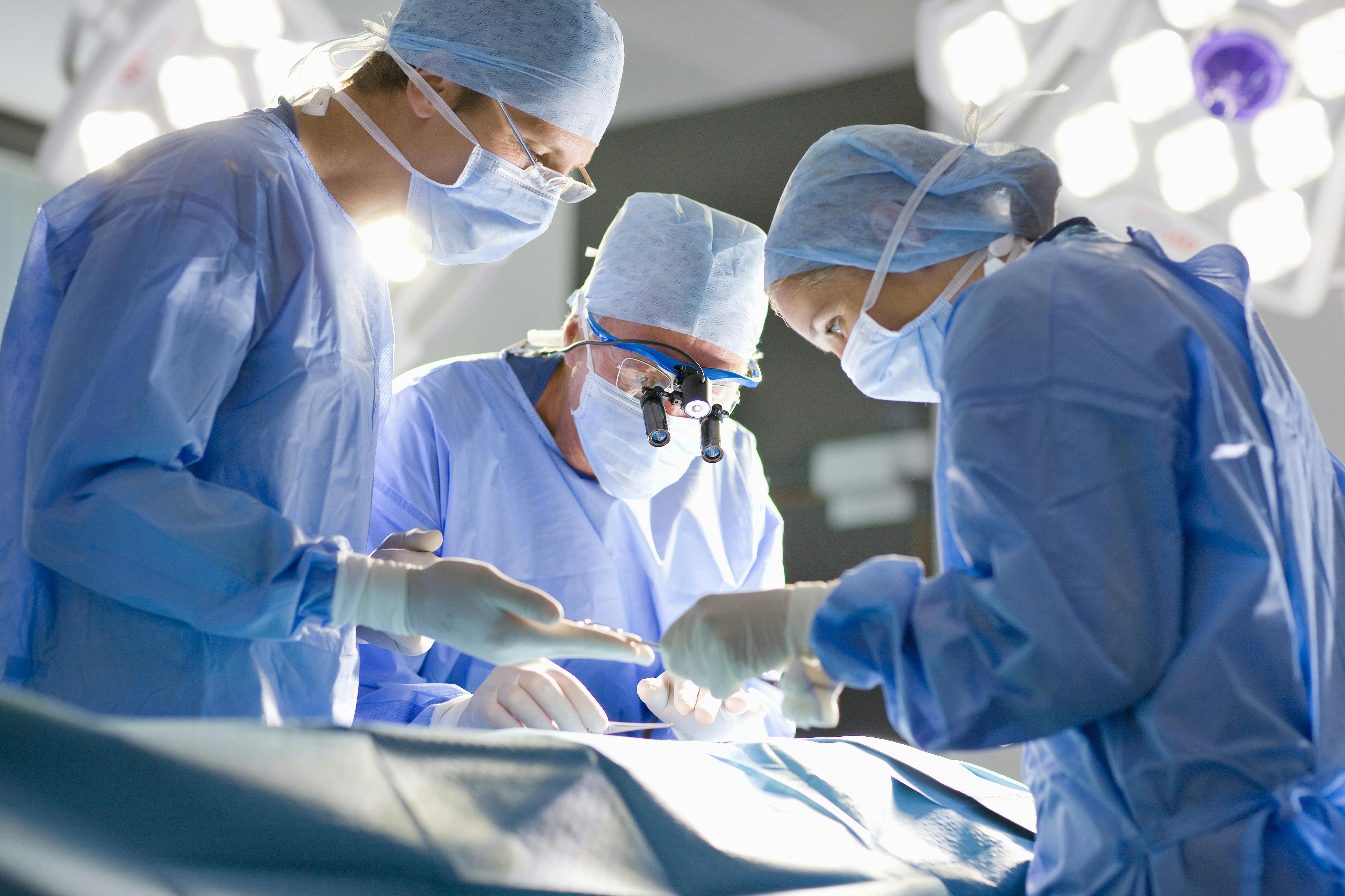male_and_female_surgeons_in_operating_room_hcp4